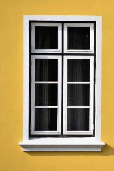 bild på ett äldre fönster
